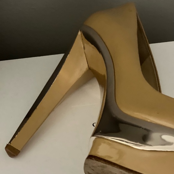 Stepping Out in Style - Picture 5 of 8